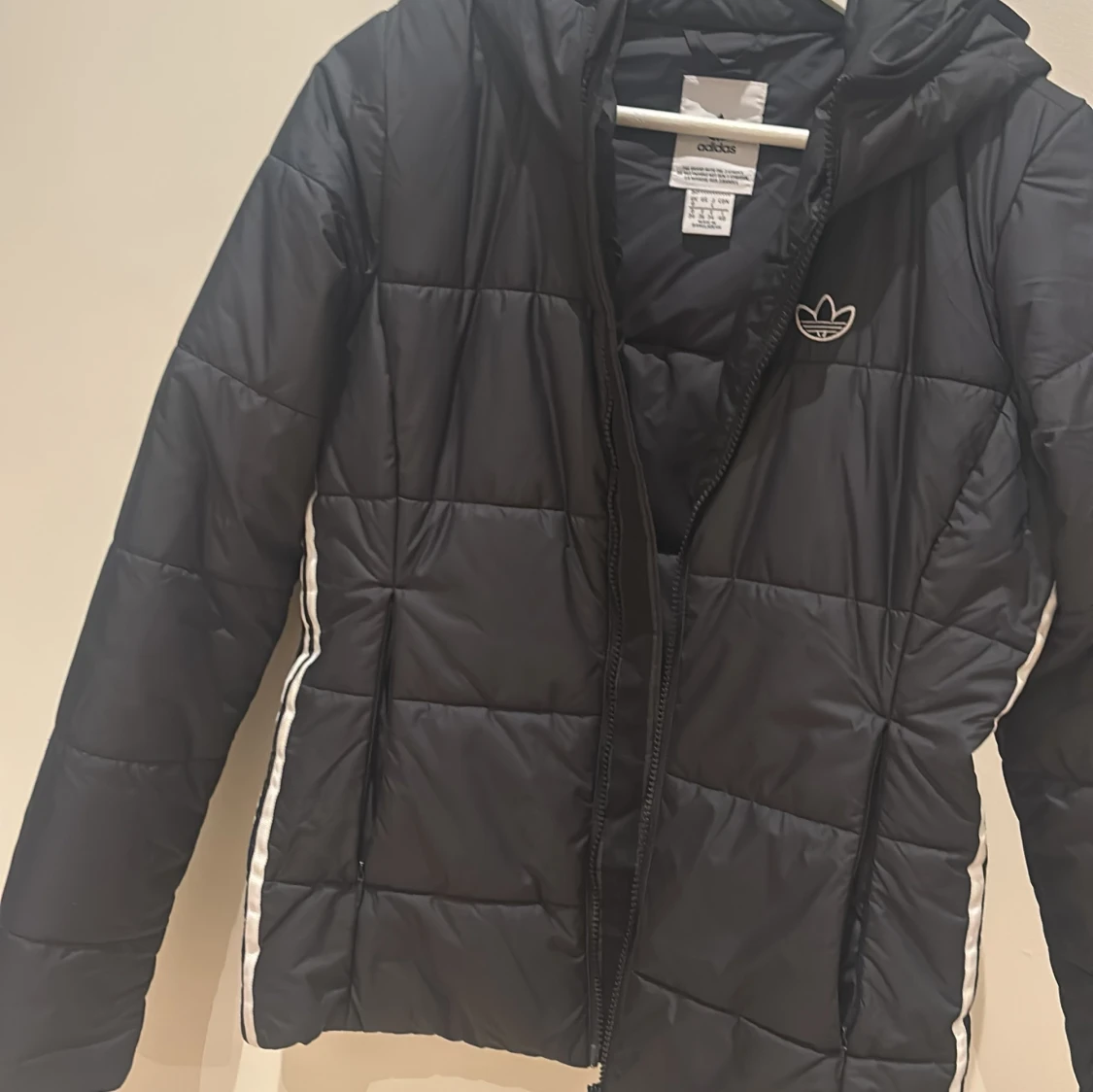 Svart dunjacka från Adidas