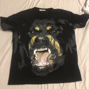 En Givenchy t-shirt - Svart t-shirt från Givenchy med ett stort, detaljerat tryck av en morrande hund.