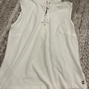 Vit topp från Lindex - Helt ny vit topp i storlek M från Lindex