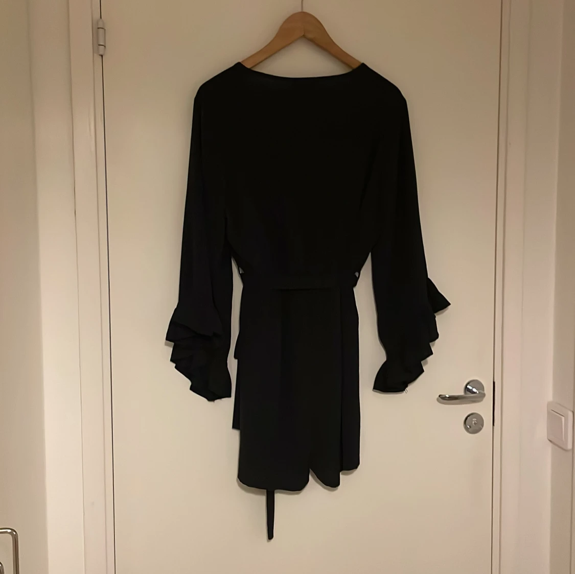 Svart omlott playsuit med volangärm - 1