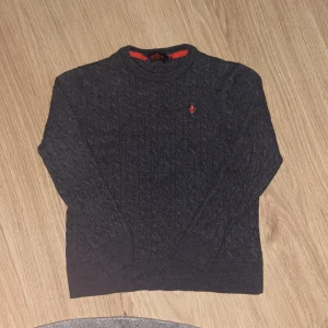 Svart/grå stickad tröja från Morris  - Svart/grå Morris tröja | 100% merinoull | storlek xl men har krymt så passar nån runt 150 cm | skick 8/10 inga defekter | priset är ej hugget i sten! | 