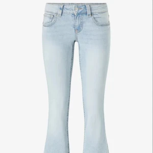 Ljusblå bootcut jeans med utsvängda ben - Helt nya jeans med pris lapp kvar och aldrig använda, ny pris 500 kr💗