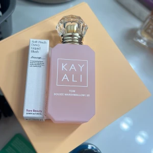 Kayali Yum Boujee Marshmallow - Kayali parfym 10ml+ mini rare Beaty blush, blush en är oanvänd och parfymen testsprejad en gång 