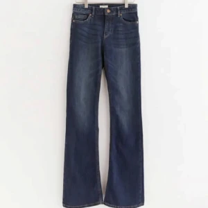 bootcut jeans - säljer ett par mörkblåa lågmidjade bootcut jeans i storlek 36 från lindex (slutsåld). tidigare köpt på plick, knappt använda och är fortfarande i bra skick