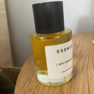 ESSNCE I Am Vanilla parfym - Parfymflaska från ESSNCE med doften I Am Vanilla. 