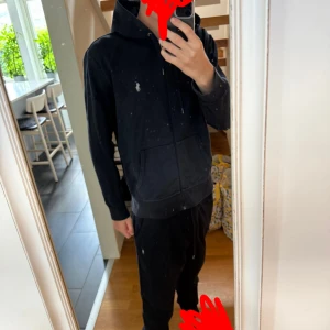 RL TRACKSUIT KVITTO FINNS - Ralph lauren tracksuit i märklblå färg kvitto finns skriv för minsta fundering. Köpt på hede fashion outlet i Kungsbacka, storlek M 