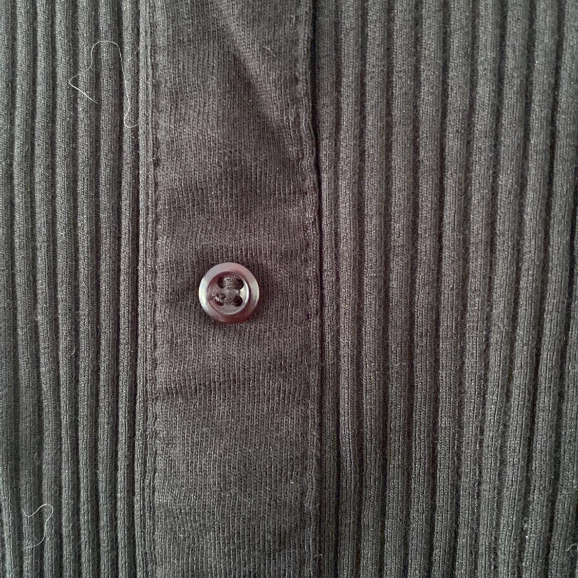 Svart ribbad topp med knappar Black Story - 3