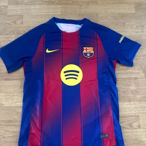FC barcelona hemmaställ med Lamine Yamal 10 - FC Barcelona hemmaställ för säsongen 2025/26 med 10 Lamine Yamal på ryggen. Finns i storlek S och M.  Helt ny!