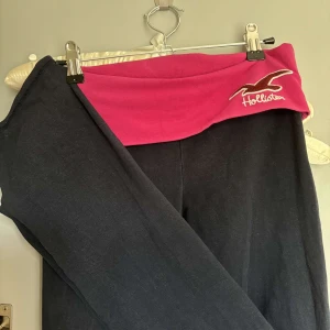 Hollister fold over byxor - säljer ett par hollister fold over byxor i stl XS! Är öppen för prisförslag ❣️har lite stains o litet hål men inget man märker av