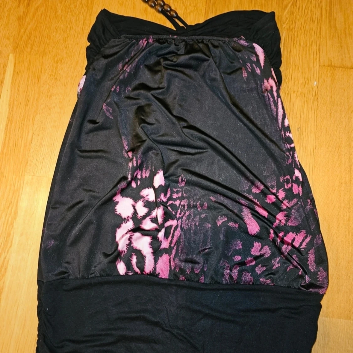 Svart kort klänning med rosa leopard - 1