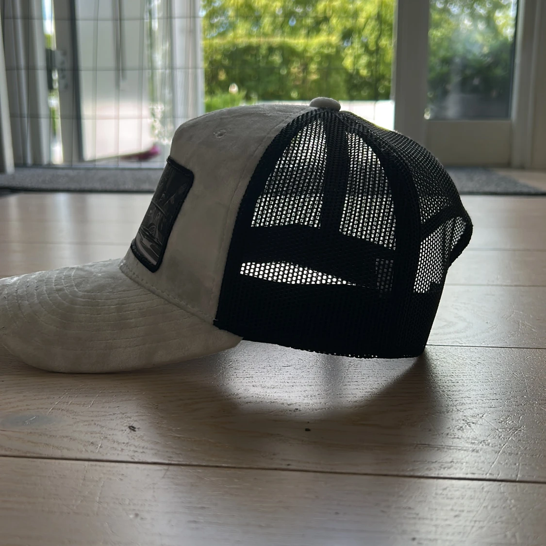 Vit och svart truckerkeps från Hatstore - 1