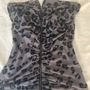 Leopardmönstrad tutopp Dr Denim - Superfin leopardmönstrad tubtopp från Dr Denim med svart leopardmönster och dragkedja framtill. Har en tight passform. Materialet är mjukt och stretchigt💕💕hör av dig för mer frågor