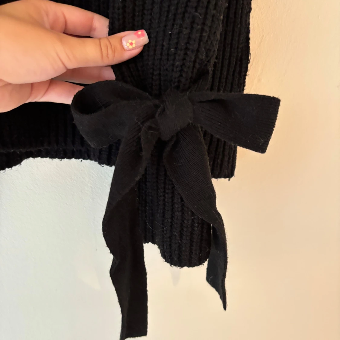 Svart stickad tröja med rosetter - 1