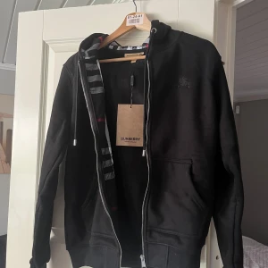 Svart Burberry hoodie.  - Säljer helt ny Burberry hoddie storlek S. Prislapp påse tag osv ingår. Kom privat vid frågor och funderingar Med vänlig hälsning, Manuel. 