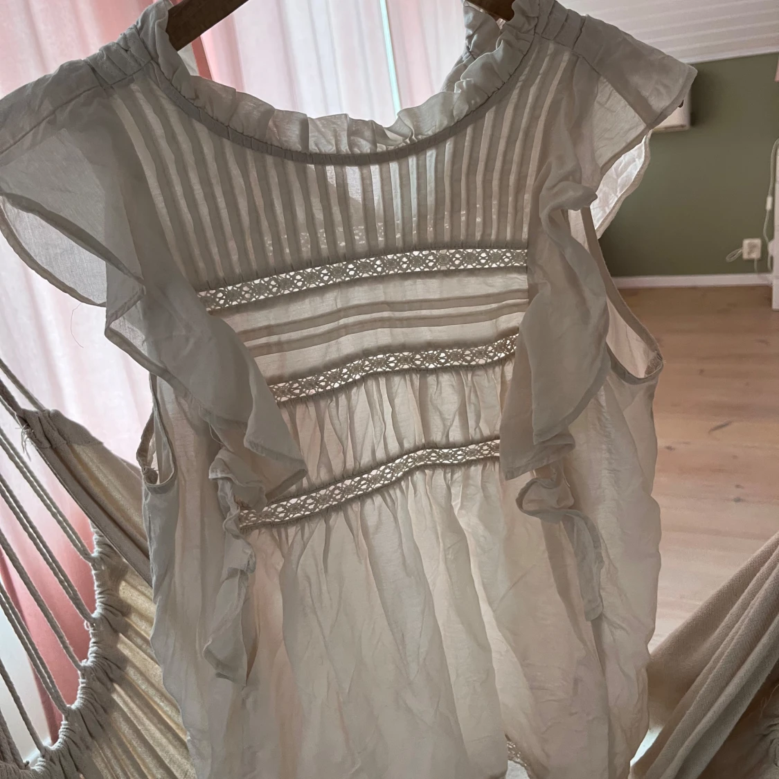 Vit blus med volang och spetsdetaljer