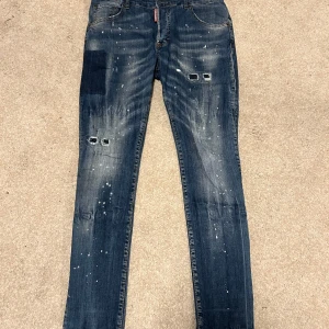 Dsquared2 jeans - Säljer ett par snygga Dsquared2 jeans för ett superbra pris. Byxorna är använda men är fortfarande i bra skick! Skriv privat för passform och annat! 