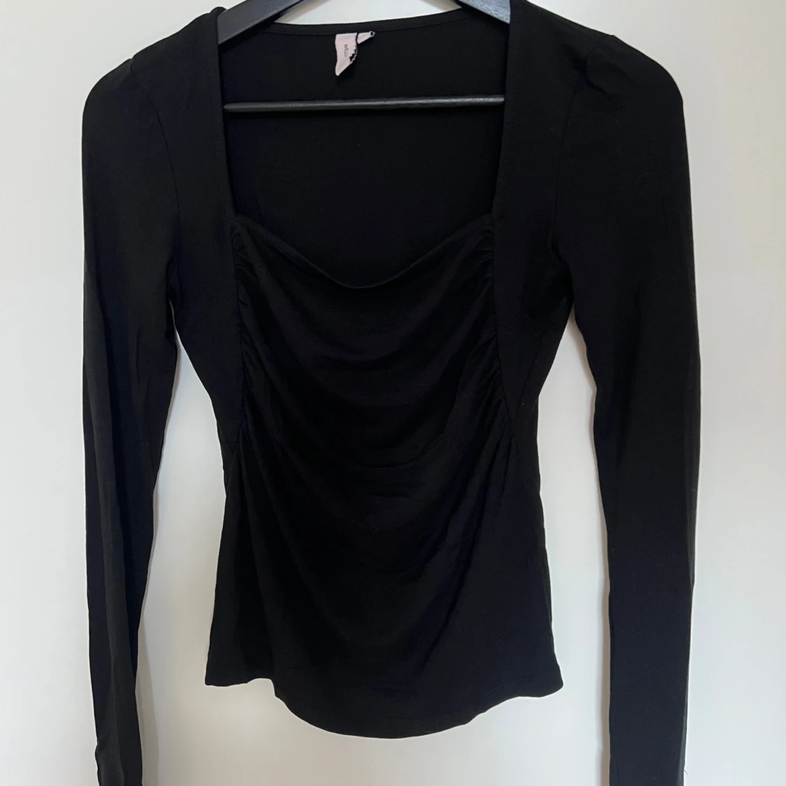 Svart långärmad topp med detalj över bysten - 2
