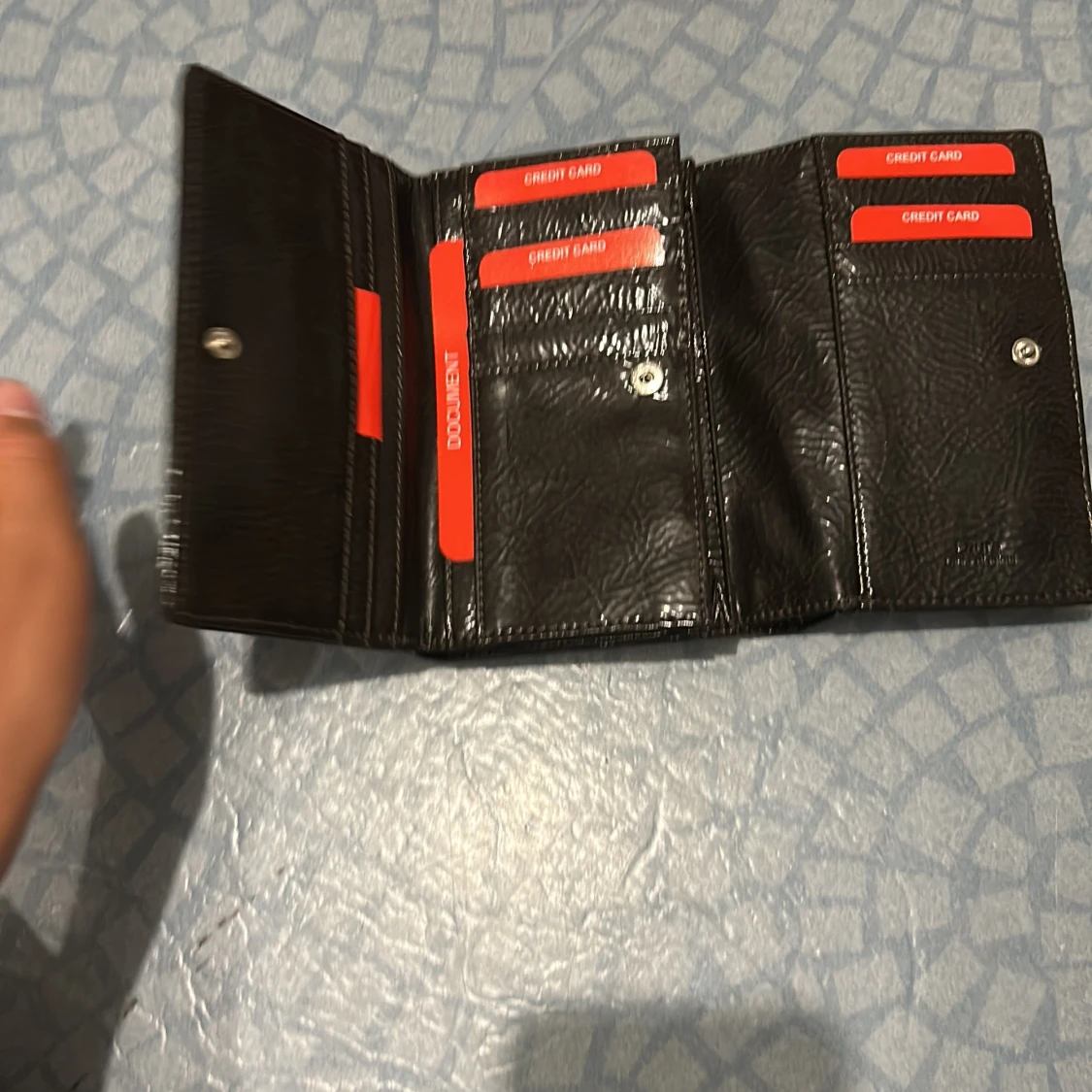 Leopardmönstrad plånbok med metallspänne - 1