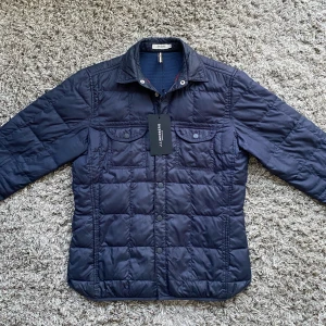 J Lindeberg jacka  - Säljer denna riktigt snygga j Lindeberg jackan!⭐️Skick : HELT NY🙌 ( tags medföljer ej!) Storlek = S / passar S!🤝Nypris = 3000kr!👍Hör gärna av er om ni har funderingar!⭐️