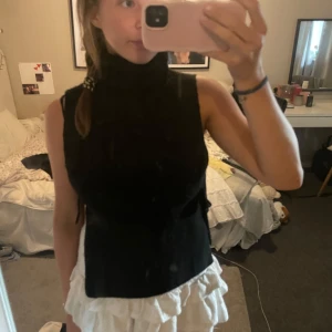 Svart stickad väst från Indiska - Svart stickad väst från Indiska med hög krage och ärmlös design. Använd endast 2-3 gånger 💗 köpt för 500 