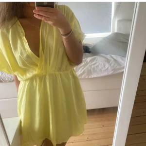 Gul kortklänning från Zara - (Första bilden är lånad) säljer denna superfina klänning då den inte längre kommer till användning. Klänningen är i storlek M och sitter superfint på!!