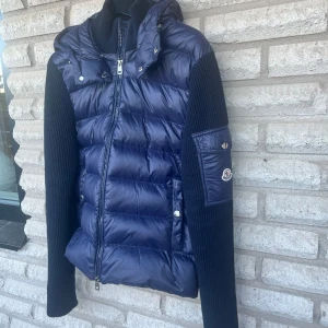 Moncler cardigan  - Snygg mörkblå cardigan från Moncler. NFC taggen funkar Storlek XS, lite långa armar. Vid snabb affär kan priset skänkas. 
