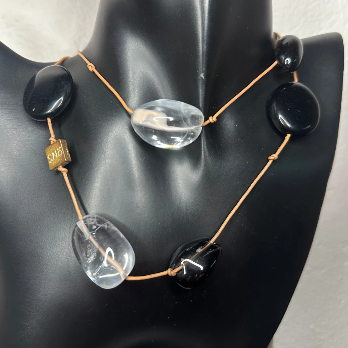 100 cm långt vintagehalsband från SNÖ of Sweden med läder & äkta ädelstenar - Bergskristall, svart onyx & rökkvarts - Med originalask & tag  - 1