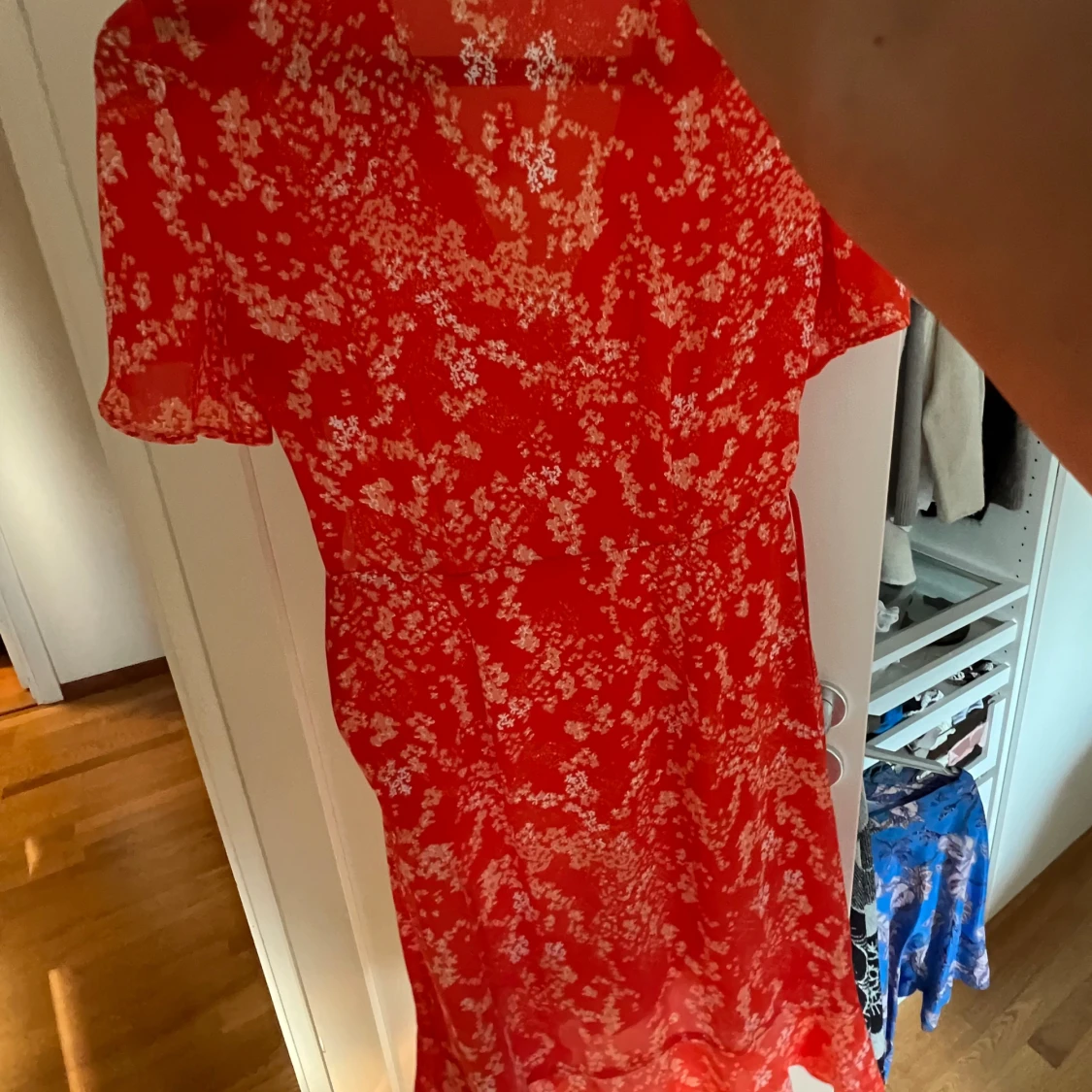 Röd blommig omlottklänning Soaked in Luxury - 1