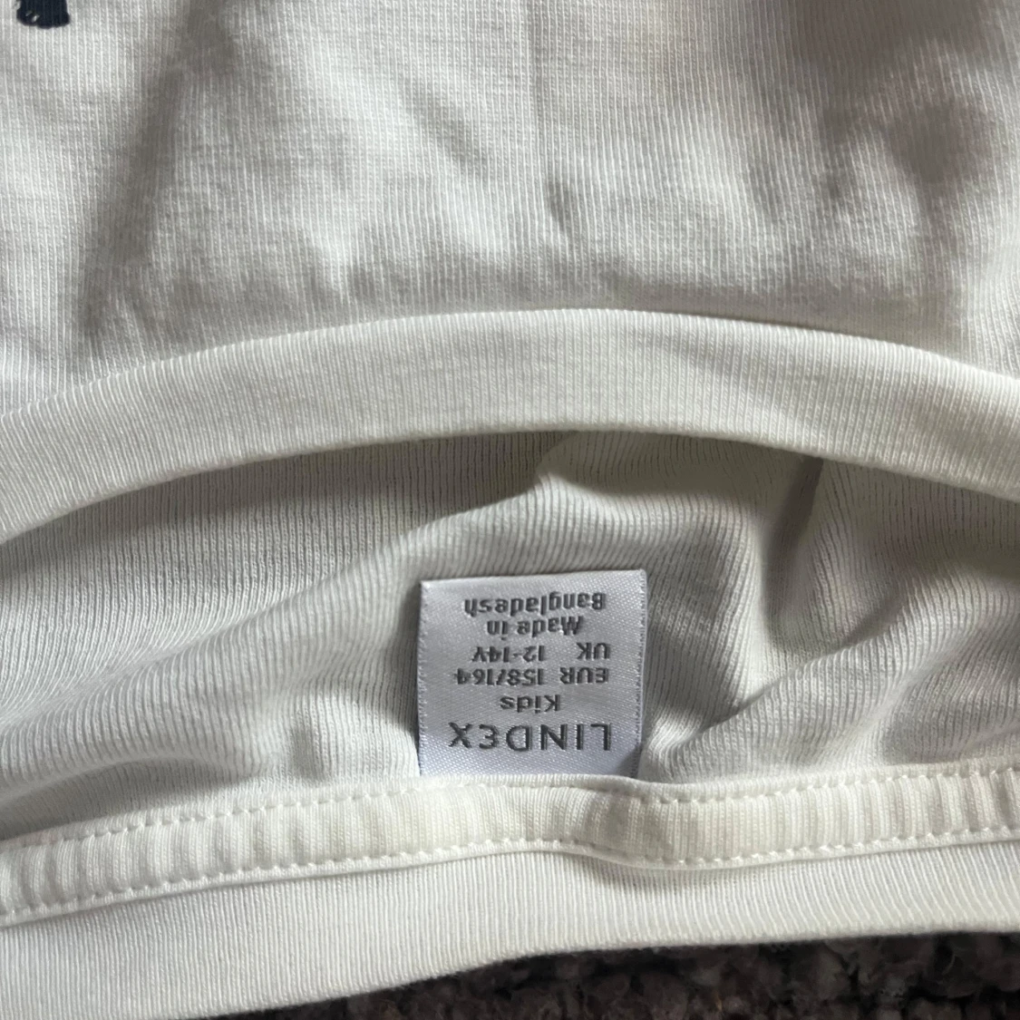 Vit långärmad topp med tryck och volang - 4