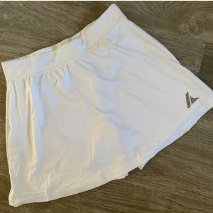 Tennis kjol med insydda shorts - Tennis kjol med insydda shorts I storlek (S) Helt nya aldrig använda. 