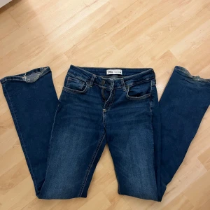Mörkblåa bootcut jeans - Säljer dessa snygga jeans då de tyvärr är lite förstora för mig. De är lågmidjade och är från Zara i storleken S. Jättebra skick förutom att de är lite slitna längst ner då de har släpats i marken men det är inget man tänker på!