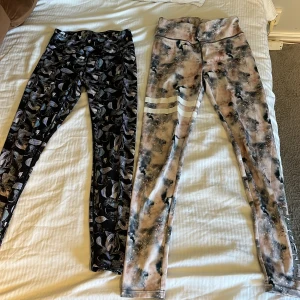 Träningsbyxor  - Jag säljer dessa två träningsbyxor. De vänstra är lite kortare i modellen och är i storlek S och de högra i 170 men skulle säga att de passar om man har storlek xs/s. Man kan köpa både för 60 inkl frakt eller 35 kr st. Hör av er för fler bilder