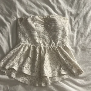 Vit bandeau tubtopp - Supersöt bandeu topp i vit spets. 