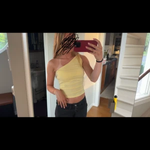Gul one shoulder topp - En skit snygg gul tjat one scholder topp! Ifrån märket pull&bear🥰
