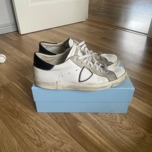 Philippe Models - Säljer dessa feta vita philip models i gott skick! Snörena är smutsiga framtill och skorna är smutsiga här och där men går lätt bort med en enkel rengöring! Den enda defekten är att skosulorna inuti skorna är slitna (be om bild), Utanpå har skorna inga defekter förutom lätt tecken på användning. Box medföljer, skriv vid minsta fundering!