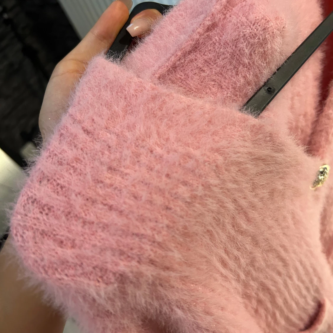 Rosa fluffig kofta med guldknappar - 2