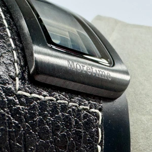 Svart digital klocka från Moretime - Digital klocka från Moretime med svart, bredt läderarmband och vita sömmar. Rektangulärt svart ur med metallram och stilren design. Perfekt accessoar för dig som gillar en modern och lite futuristisk look. Behöver nytt batteri.