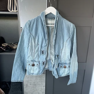 Ljusblå jeansjacka  - Snygg jeansjacka i en ljusblå färg. Snygg både öppen och stängd!! Pris kan diskuteras och skriv om ni vill se fler bilder eller har andra frågor💕