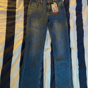 Levi's 551Z blå jeans straight fit - Säljer ett par klassiska Levi's 551Z jeans i blå denim med rak passform och relaxed fit över låren. Jeansen har stretch