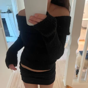 Svart stickad offshoulder tröja  - Svart stickad off shoulder tröjan perfekt för höstens mysiga dagar💞