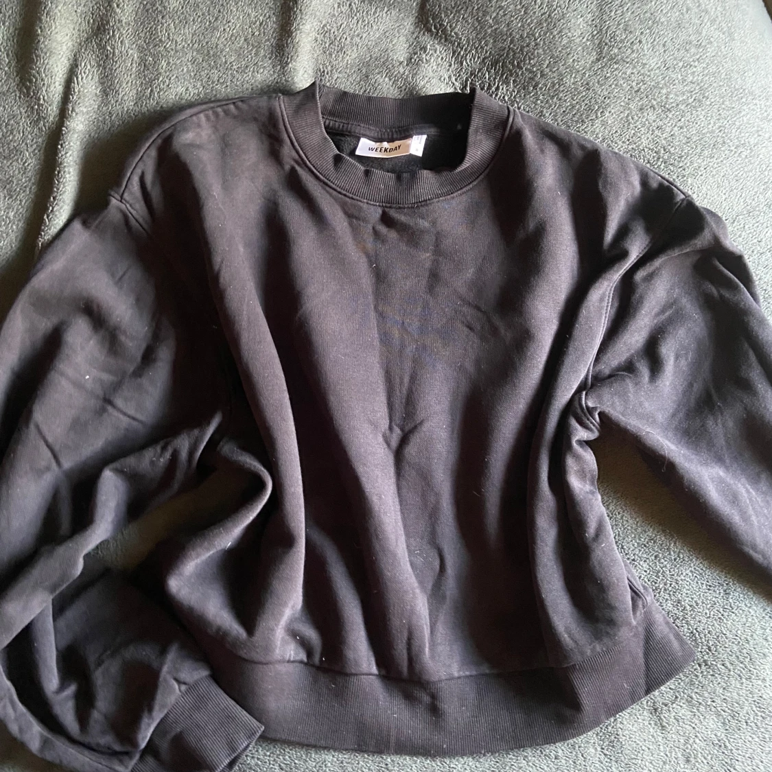 Svart croppad sweatshirt från Weekday - 3