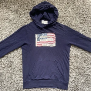 Denim Supply RL usa hoodie - Säljer denna riktigt feta RL denim Supply USA hoodien!⭐️Storlek = S!🤝Skick = 9/10!🙌Hör gärna av er om ni har funderingar!👍