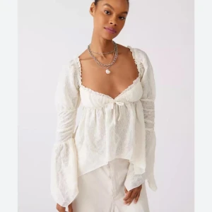 Slutsåld Blus - Otroligt vacker blus från Urban Outfitters! (Slutsåld) Krämfärgad i storlek S