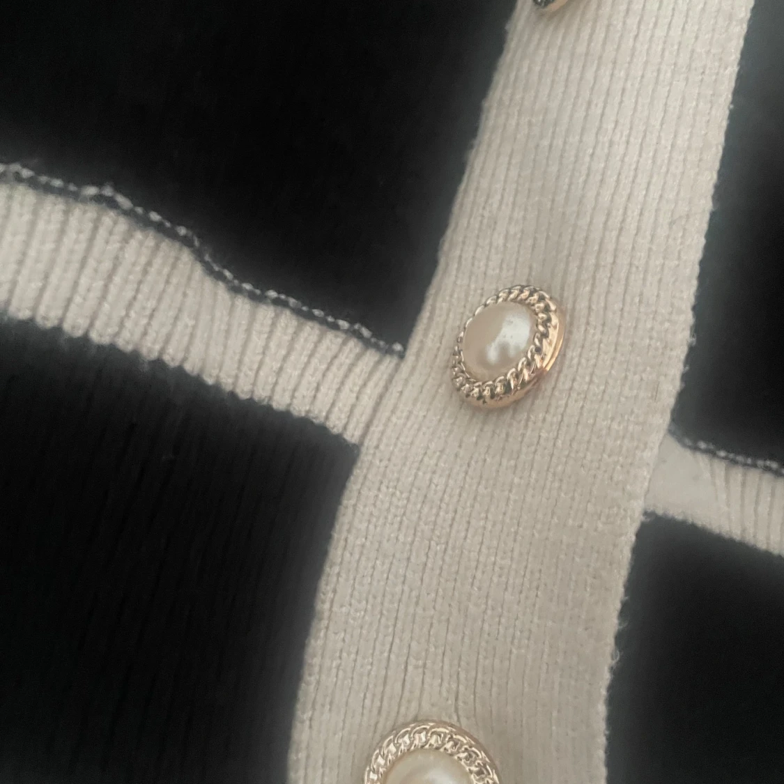 Svart och beige kofta med pärlknappar - 2