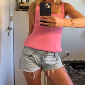 Ljusblå jeansshorts  - Säljer mina supersnygga lågmodjade jeansshorts. Köpte förra året och väl använda, inga tecken på dålig kvalité! Säljer dessa då de inte passar mig som jag vill länge💓