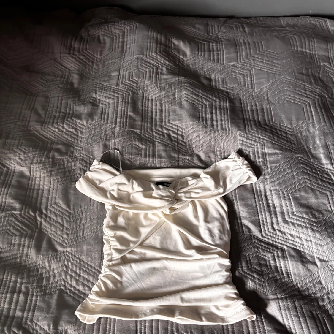 Vit offshoulder topp från Bik Bok - 1