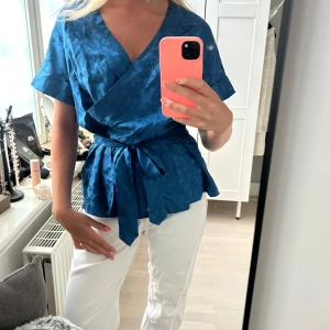 Marc by marc jacobs topp - Jättefin blå omlott blus från Marc Jacobs💙