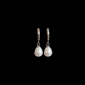 Silverörhängen med droppformade pärlor - Stilrena örhängen i silver med droppformade vita pärlor som hänger från små hoops. Perfekta för dig som gillar en klassisk och elegant look. Passar till både enkla och mer uppklädda outfits. Rostfria. 