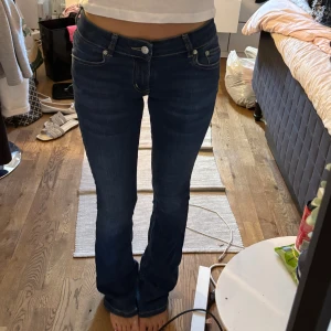 Mörkblå bootcut jeans  - Snygga mörkblå jeans från nly jeans med klassisk femficksdesign och bootcut passform. Jeansen har låg midja och är tillverkade i stretchigt denim som sitter skönt. Jag är 161 och dem är långa på mig