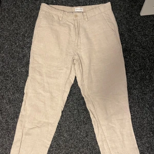 Linnebyxor - Säljer dessa fina linnebyxor från these glory days! Väldigt fint material och bra kvalité! Kom med bud! Är som storlek M